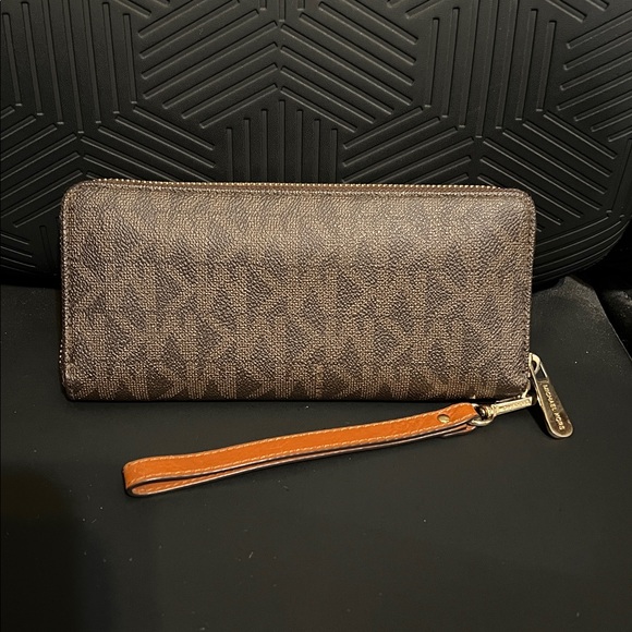 Michael Kors Dark Brown Wallet / Wristlet - Picture 3 of 9